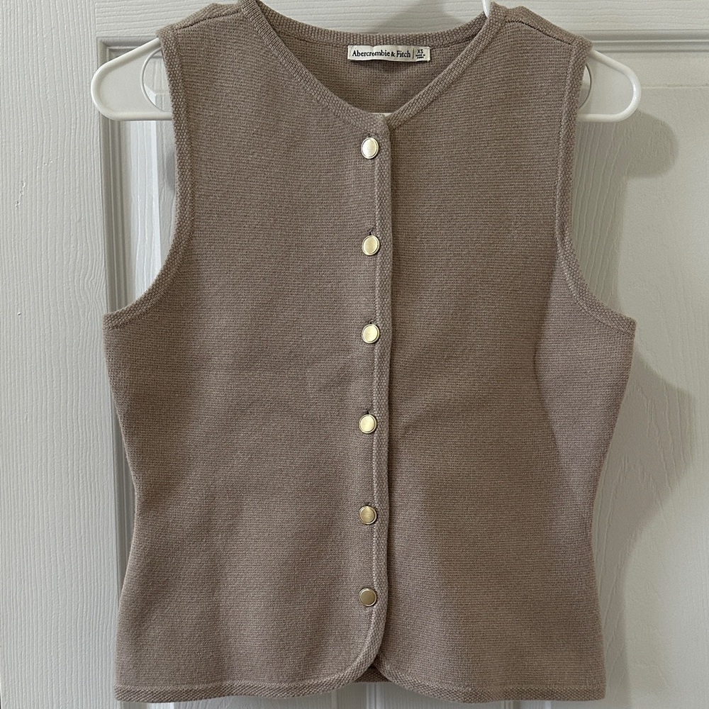 NWOT Button-Up Sleeveless Top